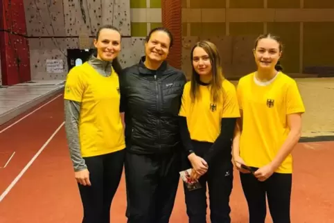 Beim Bundeskaderlehrgang in der Sportschule Warendorf: von links Jana Rohr, Kugelstoß-Weltmeisterin Christina Schwanitz, Amy Mon