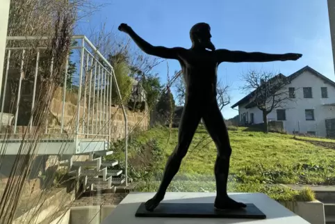 Poseidon, Bronzefigur von Franz Leschinger am großen Galeriefenster zum Garten hin. 