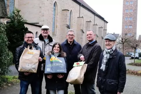 Spendenübergabe der Lions-Hilfe an Diakonie und Caritas (von links): Björn Heinrich vom Caritaszentrum, Markus Carbon von der Di