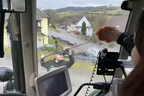 Markus Braun putzt seinen Schlepper. Bei der Lichterfahrt sollen nicht nur die LED-Lämpchen leuchten. Freundin Vanessa Dengel so