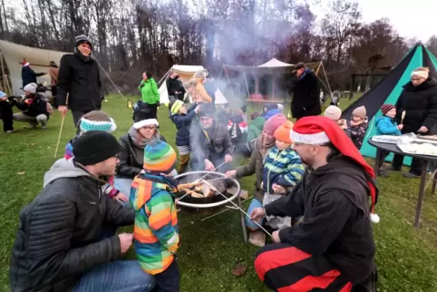 Bei der Waldseer Waldweihnacht können Besucher auch Stockbrot machen. 