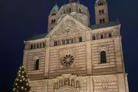 Mittwochabend: Domfassade erstmals nach längerer Unterbrechung wieder beleuchtet. 