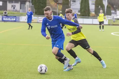 Zurück zum Altbewährten: Sören Igel vom TuS Wattweiler (vorne, hier gegen den Ixheimer Mark Ruban) und seine Mannschaft haben na