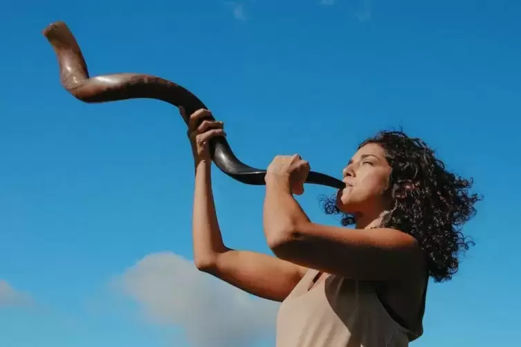 Yael-Gat spielt Shofar mit dem Ensemble Folkadu bei &bdquo;Chai&ldquo; im Judenhof Speyer. 