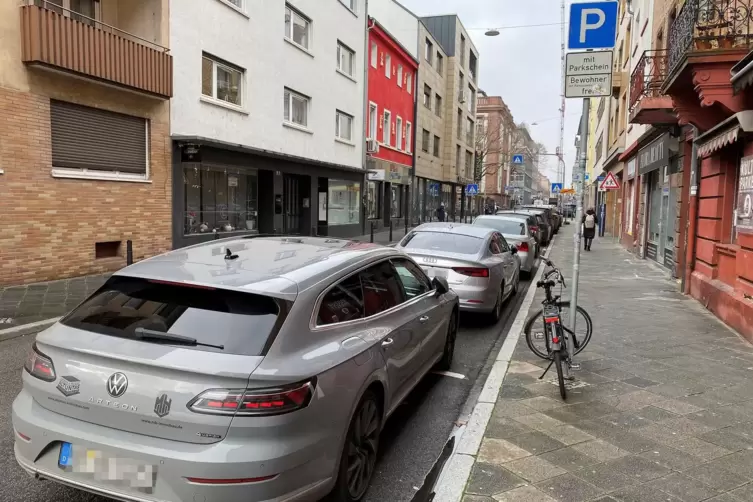 Das Parken am Stra&szlig;enrand soll in Mannheim unattraktiver werden, indem die Geb&uuml;hren erh&ouml;ht werden. 