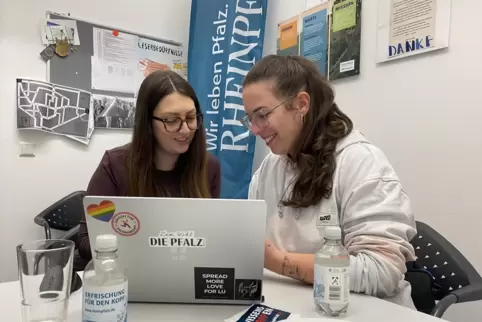 Social Media für Fortgeschrittene: Online-Redakteurin Elisia Ruiz Bachmann (rechts) gibt Kuseline Anna-Lena Rumpf Tipps für Inst