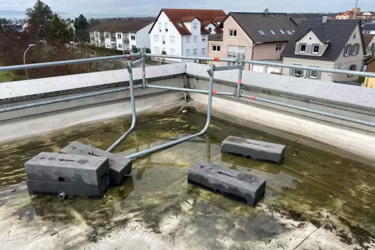 Ungewollte Sammelstelle: In den Ecken staut sich das Wasser, weil kein Abfluss an diesen Punkten eingebaut worden ist. 