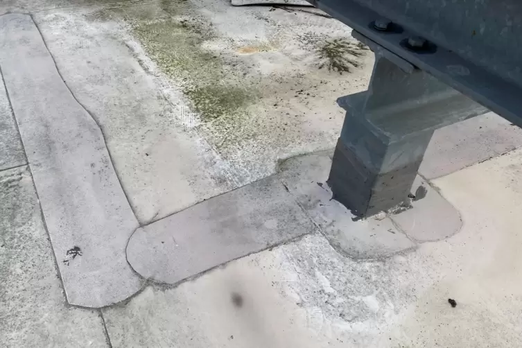 Geflickt II: Der Bereich um das Gestell der Solarthermieanlage hat &bdquo;Pflaster&ldquo; bekommen. 