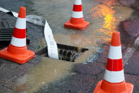 Unter anderem 2021 stand die Hauptstraße in Kleinkarlbach unter Wasser. Ein Rückhaltebecken soll das in Zukunft verhindern. 