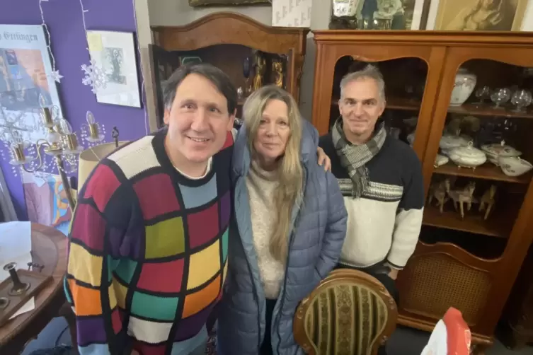 J&uuml;rgen Stenzel (links), Kortina Marek und Frank Reclies vom Gesch&auml;ft Tr&ouml;delhallen/Antique Atelier in Gr&uuml;nstadt. 