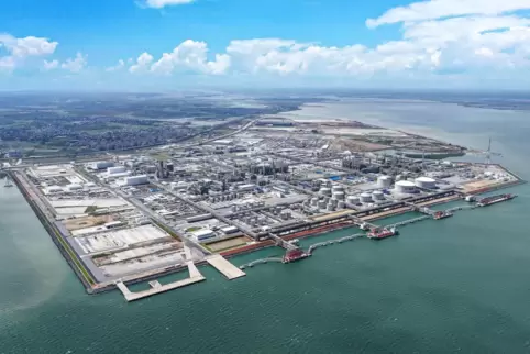 Der neue Verbundstandort der BASF in Zhanjiang in Südchina geht derzeit Schritt für Schritt in Betrieb.