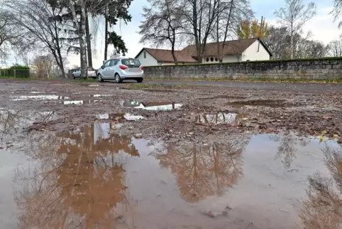 Der Zustand: Pfützen auf dem Friedhofs-Parkplatz.