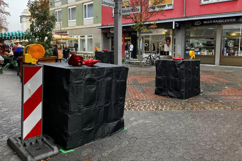 Die nächste Stufe: Rote Schleifchen, die fast in schwarzer Tristesse untergehen: die Zufahrtssperren in der Bahnhofstraße.