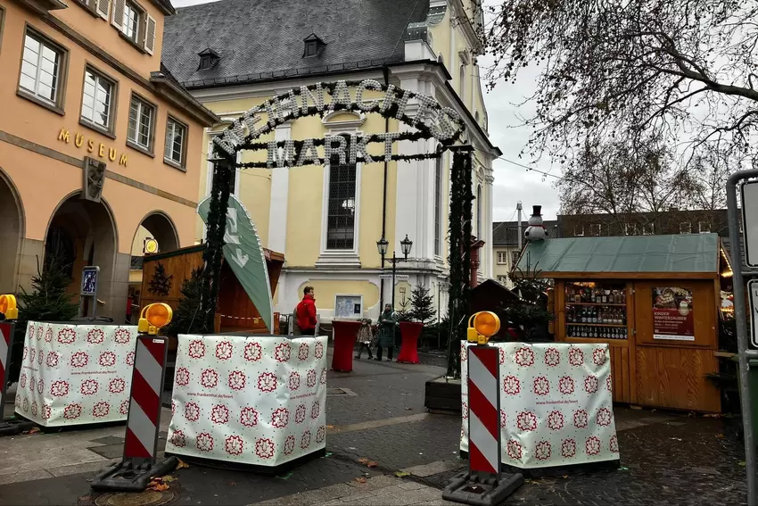 Die letzte Deko-Stufe ist erreicht: die Frankenthaler Löwenbanner.