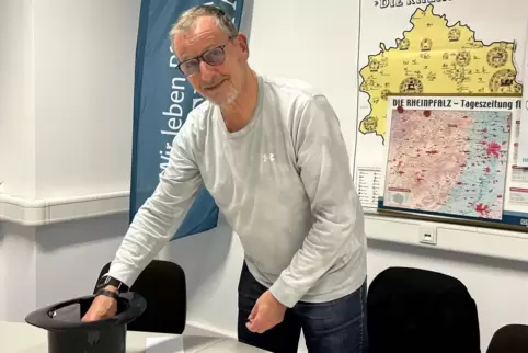 Dirk Kapitulski vom SV Erlenbrunn bei der Gruppenauslosung am Donnerstagabend in der RHEINPFALZ-Redaktion. 