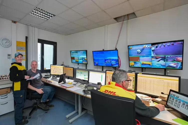 Alles im Blick: In der &Uuml;berwachungszentrale sorgen Mitarbeiter f&uuml;r einen reibungslosen Ablauf.