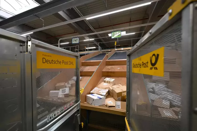 Da geht&rsquo;s hin: Pakete rutschen &uuml;ber Rampen an die Stelle, an der sie f&uuml;r die Weiterreise gestapelt werden.