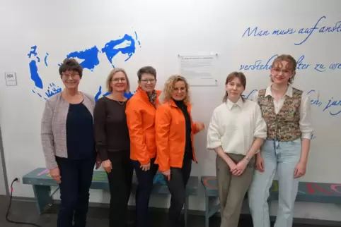 Am Tag der Auszeichung (von links): Geschichtslehrerin Annette Wandslebe (Stufenleitung THG), Franziska Becker, Christina Witter