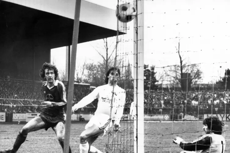 1981 schenkte Arne Larsen &Oslash;kland (links, hier gegen Klaus Augenthaler) den Bayern dreimal ein. 