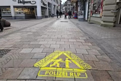 Dieses Symbol haben Polizisten in der Neustadter Fußgängerzone auf den Boden gesprüht: Achtung, Taschendiebe!