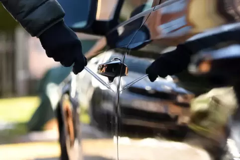 Mit welchem Werkzeug die Autos in Neustadt zerkratzt wurden, ist unbekannt. Dieses Symbolfoto zeigt eine gestellte Szene. 