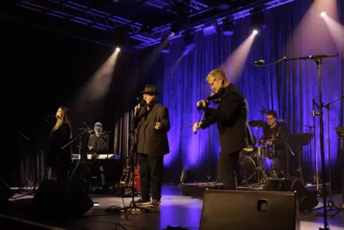 Eine Herzensangelegenheit: Roland Helm (Mitte) und seine Band in der Kammgarn. 
