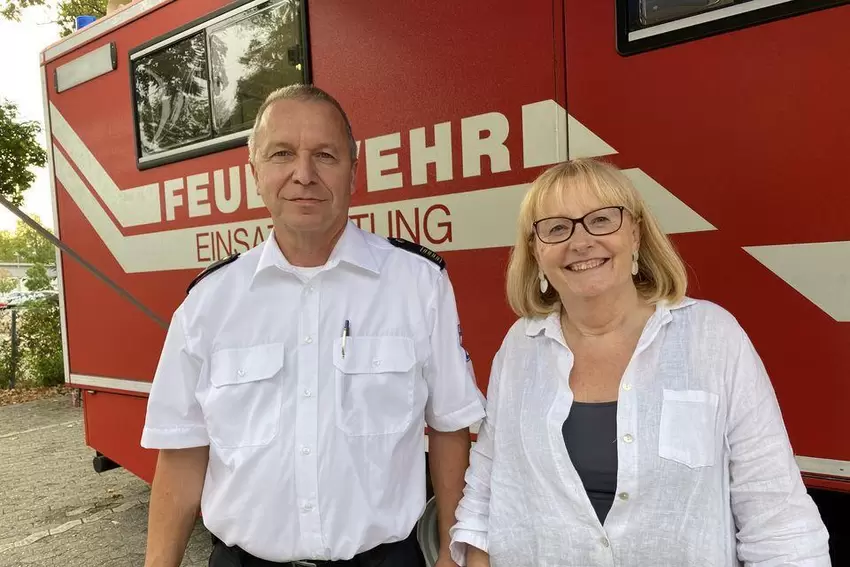 Beate Steeg mit Feuerwehrchef Stefan Bruck bei einer Bombenentschärfung im August 2022.