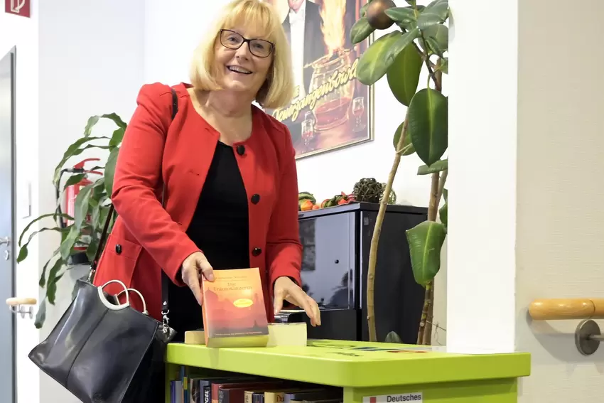 Beate Steeg bei einem Besuch in einem Seniorenheim, wo eine Bücherbox vorgestellt wurde.