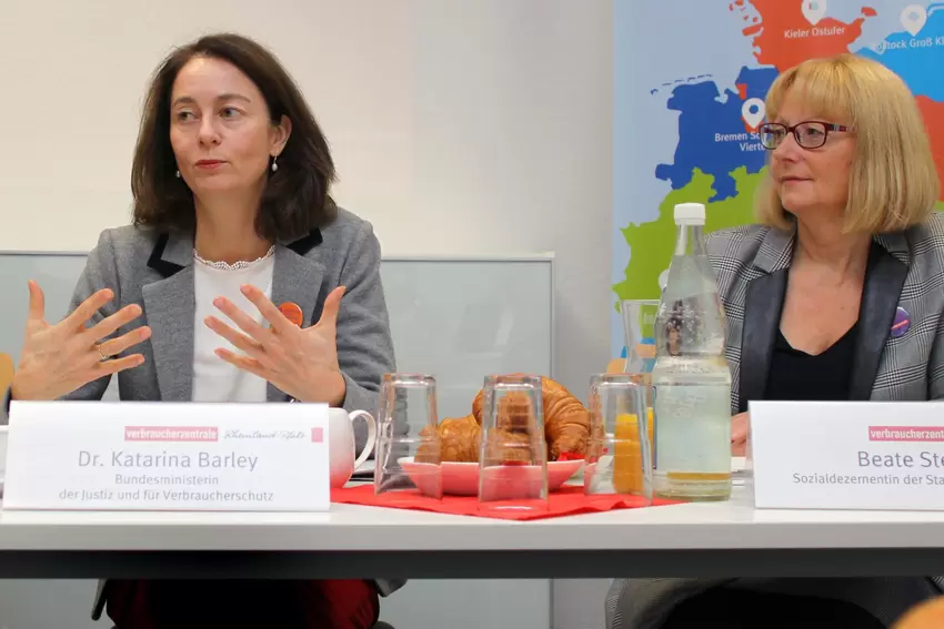 Oktober 2018: Beate Steeg mit der damaligen Bundesministerin Katarina Barley.