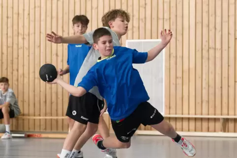 Erfolgreich durchgesetzt: Finn Wolf (blaues Trikot) vom Hofenfels-Gymnasium im Anflug aufs Tor, hier in einer Szene des Vorrunde