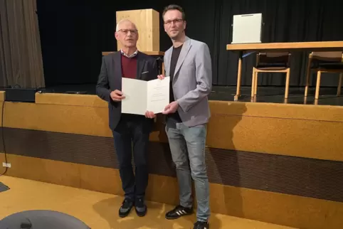 Gratuliert dem Parteifreund: Landrat Johannes Huber und der neue Erste Kreisbeigeordnete Stefan Spitzer. 