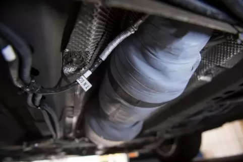 In jüngerer Zeit werden vermehrt Katalysatoren aus Autos ausgebaut und gestohlen. In jüngerer Zeit werden vermehrt Katalysatoren aus Autos ausgebaut und gestohlen.