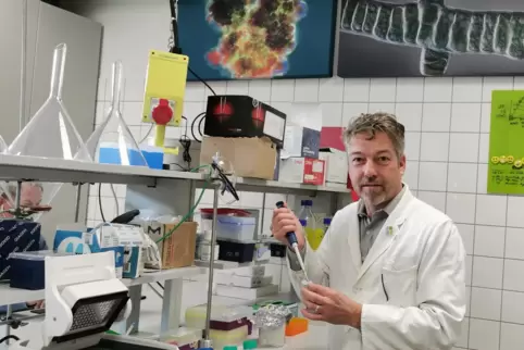 Michael Lakatos in seinem Labor an der Hochschule Kaiserslautern. 
