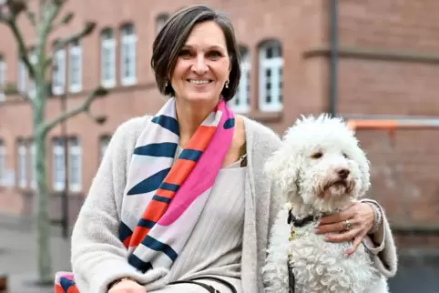 Befürworterin der Ganztagsschule: Schulleiterin Anke Weiland, hier mit Schulhund Ylvi. 