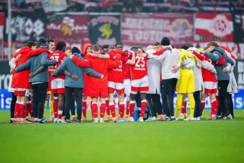 Im Kreis nach der Nullnummer von Bielefeld: Das Team des FCK. 