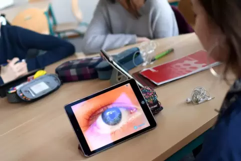 Digitale Geräte gehören längst zum Unterrichtsalltag, etwa für Recherche, Präsentationen oder kreative Projekte.