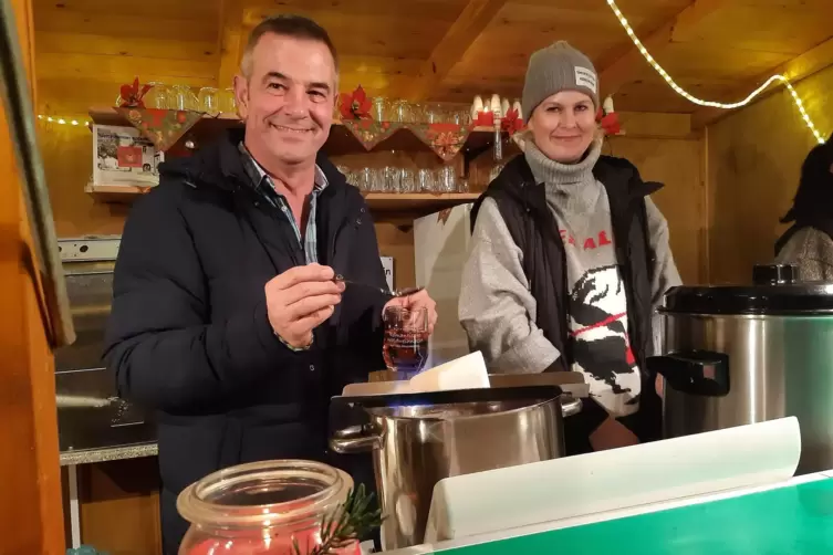 Heimat- und Museumsverein: Ralf Becker und Conny Pirrmann machen Feuerzangenbowle.