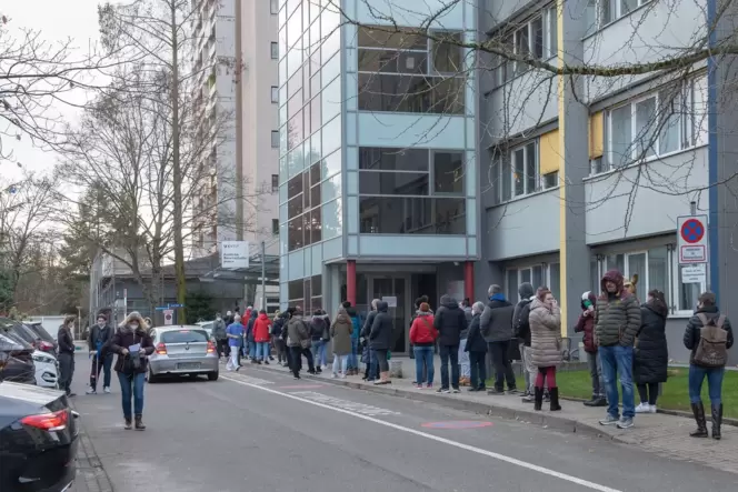 So hatte es am 27. Dezember 2022 in Landau vor der Bereitschaftsdienstzentrale ausgesehen.