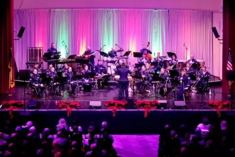 Gute Unterhaltung bot die USAFE-Band mit ihrem Weihnachtskonzert in der ausverkauften Fruchthalle. 