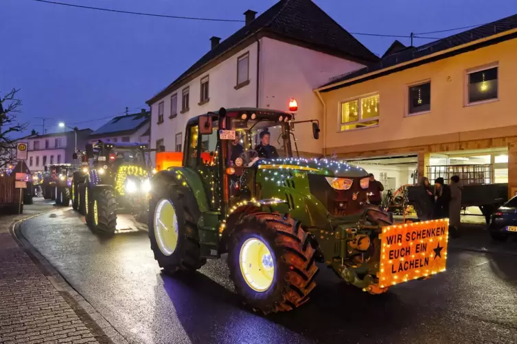 Der Aufschrift auf dieser Tafel am Bug des Traktors ist nichts hinzuzuf&uuml;gen.