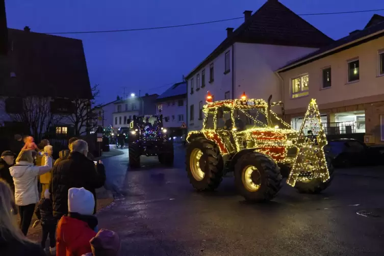 Geduldig haben die Zuschauer in Ma&szlig;weiler gewartet. Jetzt trifft er ein, der bunte Konvoi.