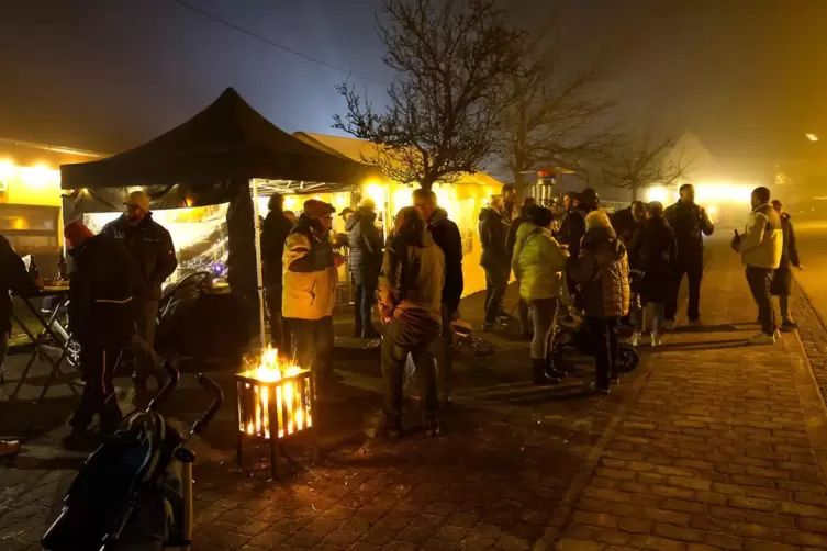 Eine Lichterfahrt-Party wird in Walshausen gefeiert. 