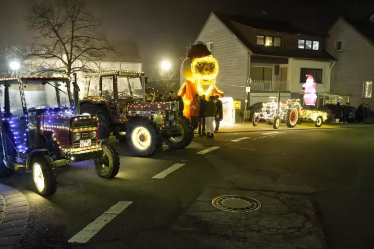 In Bottenbach gab es auch Traktoren mit Weihnachtsbeleuchtung, die an der Lichterfahrt gar nicht teilnahmen.