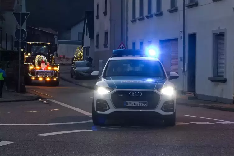 Die Polizei sichert einen reibungslosen Ablauf, hier in Rieschweiler.