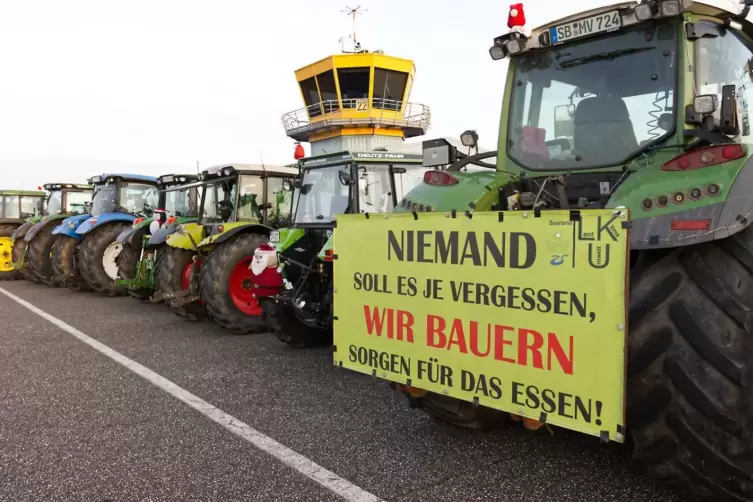 Die Lichterfahrt verbreitet Freude und ist zugleich eine Demo f&uuml;r die Anliegen der Landwirte. 