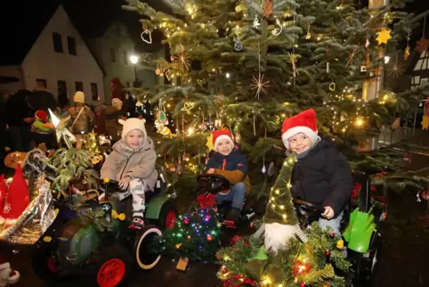 Kinder sorgten mit dekorierten Tretautos für eine kreative Weihnachtsmarkt-Premiere in Schwegenheim. 