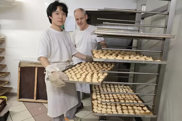 In der Backstube: B&auml;ckermeister Holger Wind und sein erster Auszubildender aus China, Zahao Zhang, der sich wegen der deutschen 