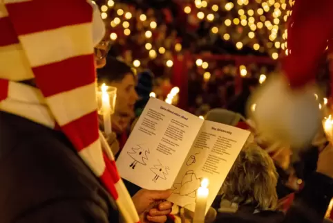 Noch immer werden Weihnachtslieder gesungen. 