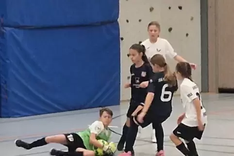 Alter Rivalinnen: Die D-Jugend der JSG Römerberg (schwarz) und der Südwestgirls.
