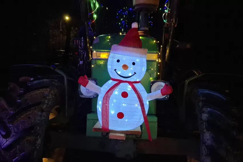 Weiße Weihnachten sind dieses Jahr zwar äußerst unwahrscheinlich, aber der Schneemann durfte dennoch mit zur Lichterfahrt.